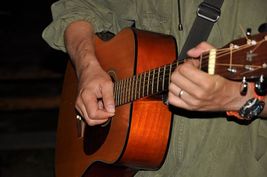 Hra na kytaru u táboráku